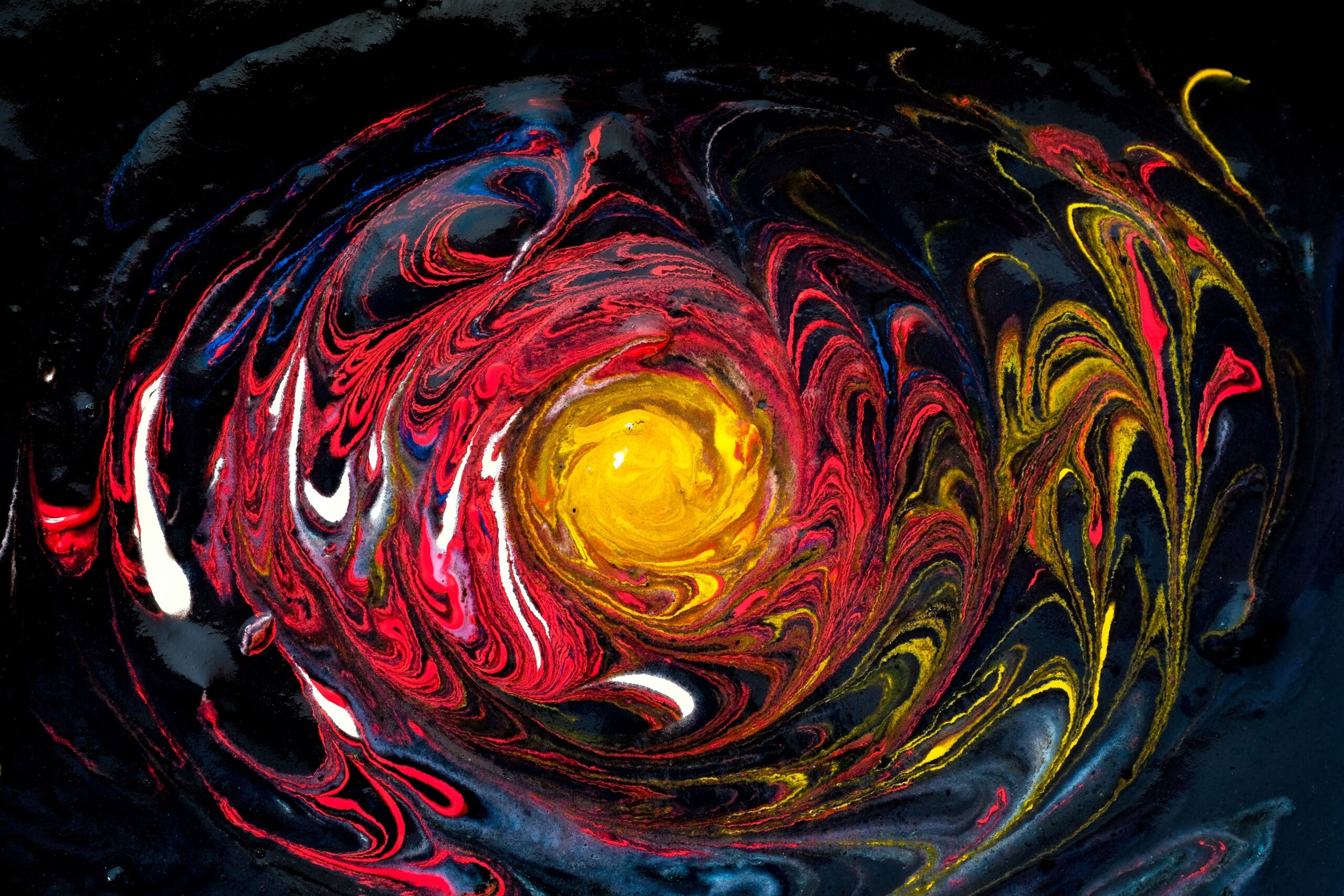 värikäs kierrekuvio tummalla pohjalla