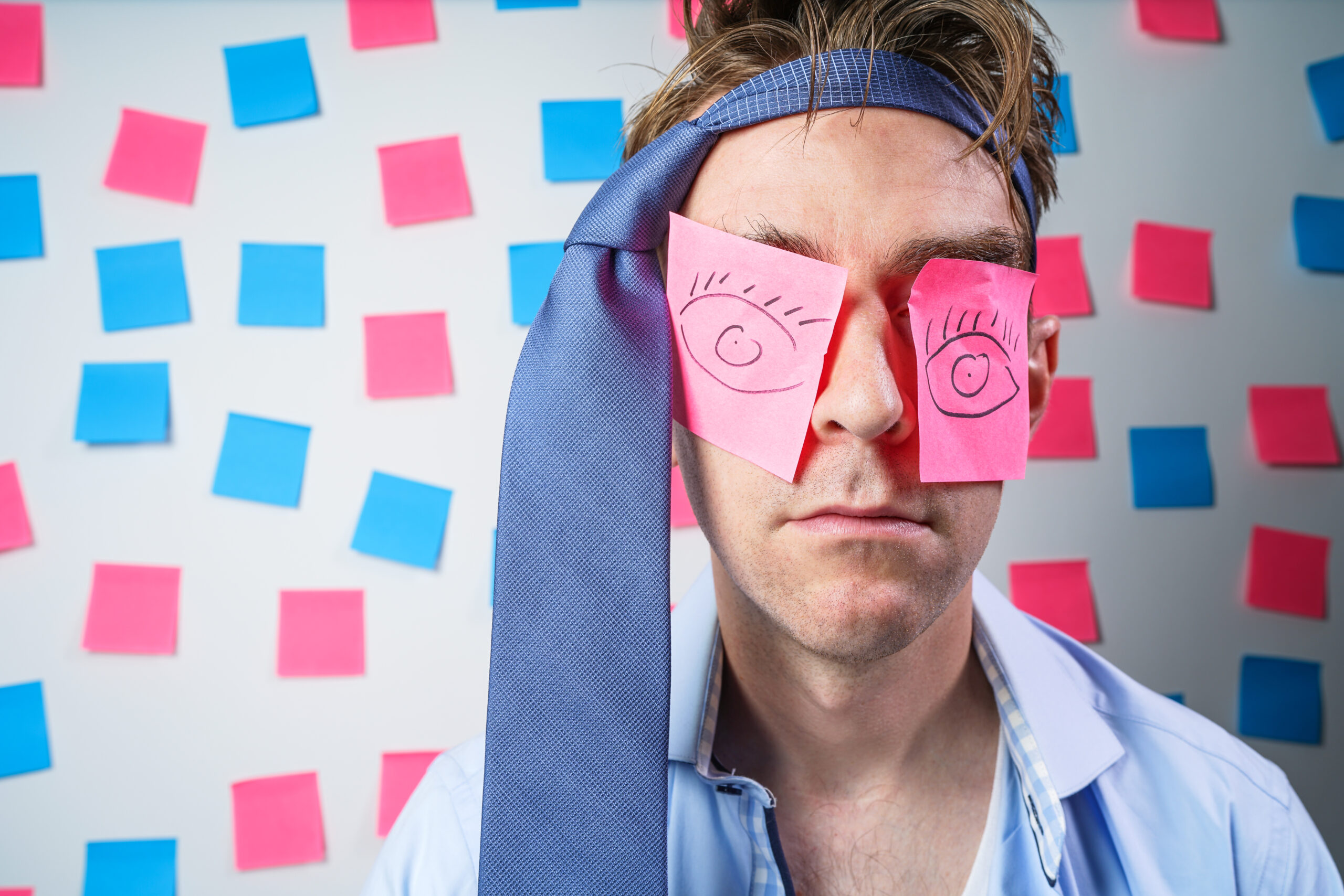 henkilön silmät on peitetty post-it lapuilla