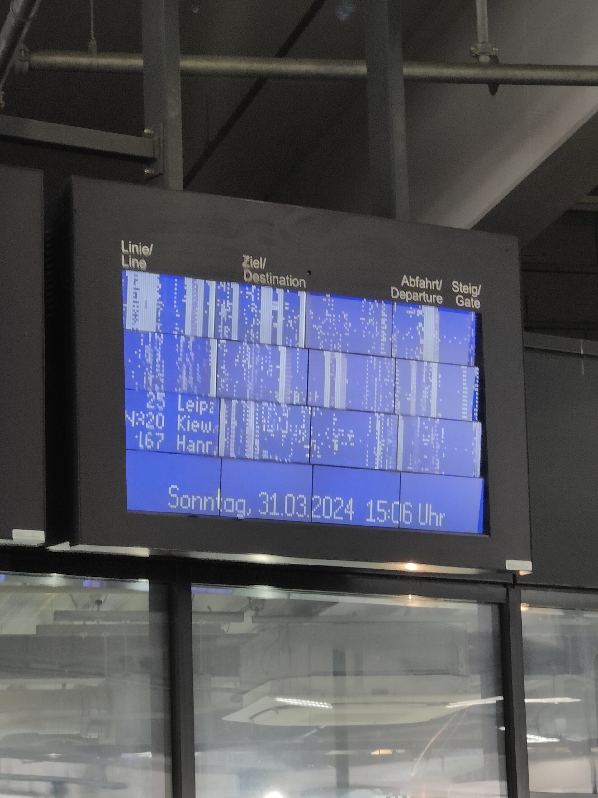 Kuva bussiterminaalin aikataulunäytöstä