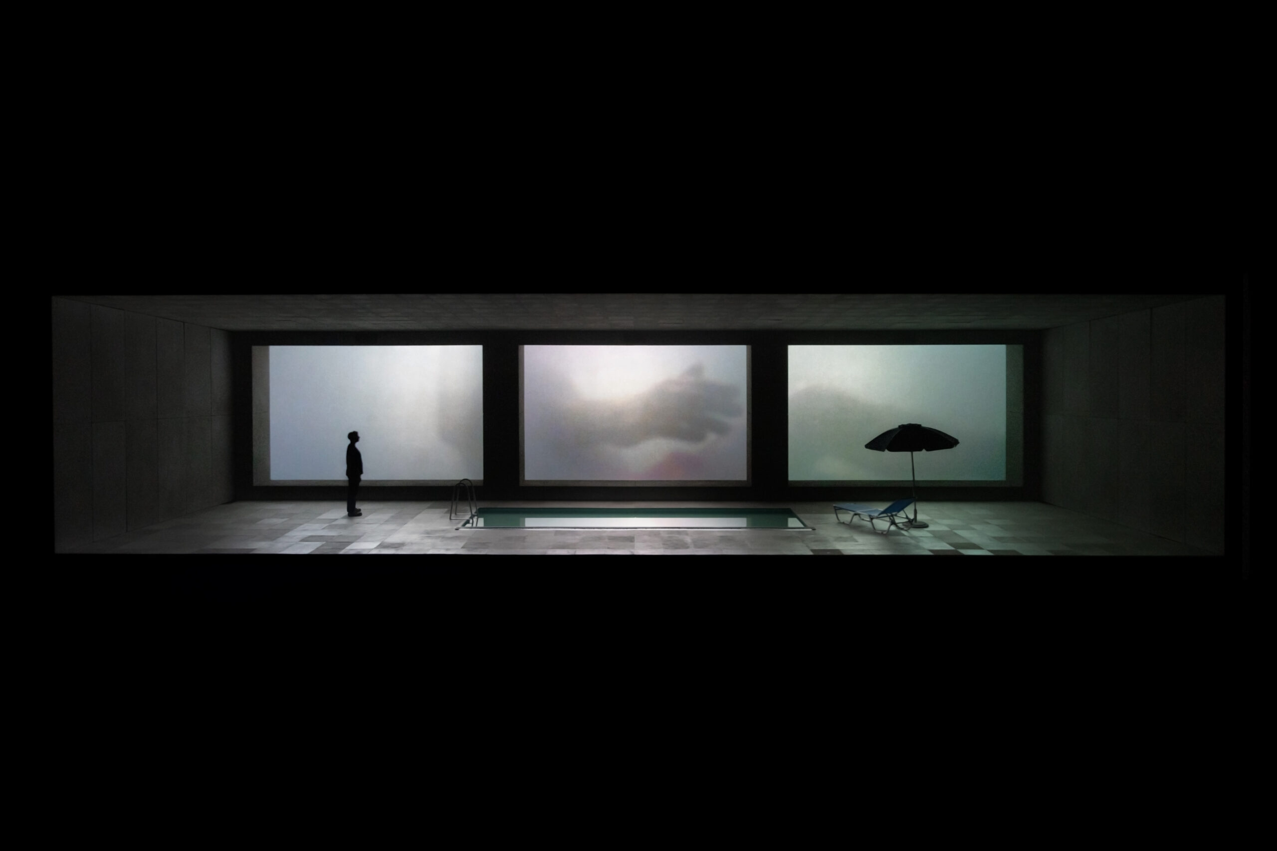 hämärässä huoneessa on keskellä uima-allas