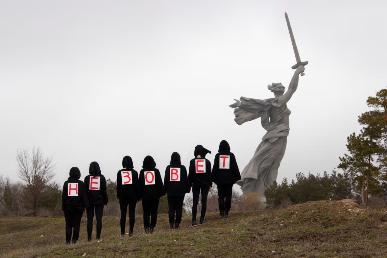 No Wobble taidekollektiivin teos nimeltä Äidinmaa ei kutsu (Rodina-mat zovjot)