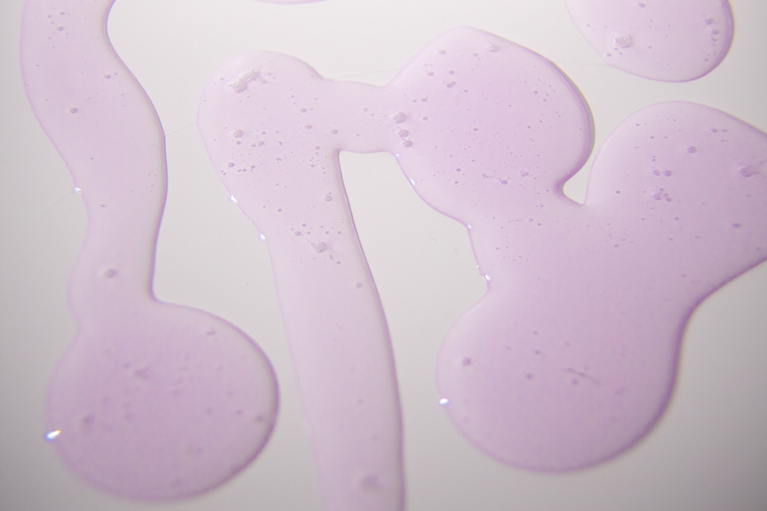 Violettia nestettä valkoisella taustalla