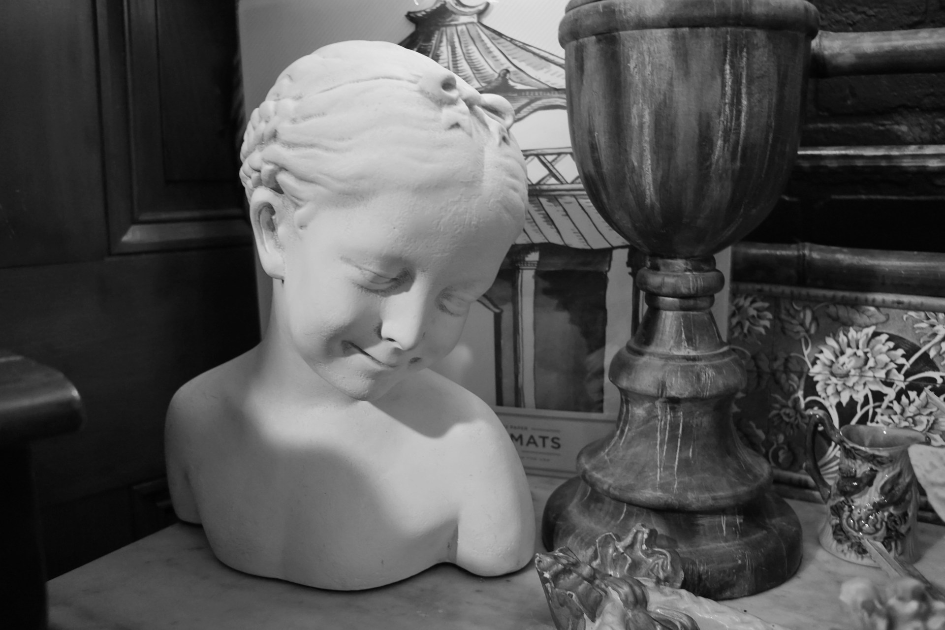 Hymyilevä rintakuva puisella pöydällä