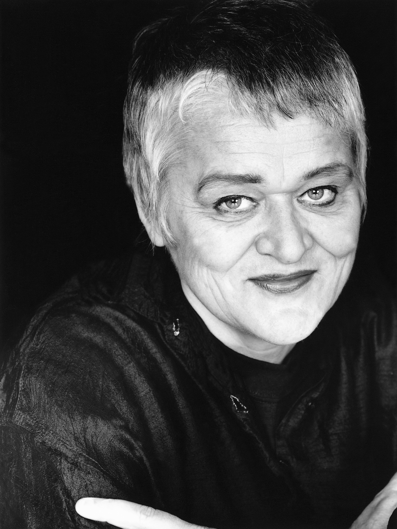 Pirkko Saisio katsoo kameraan