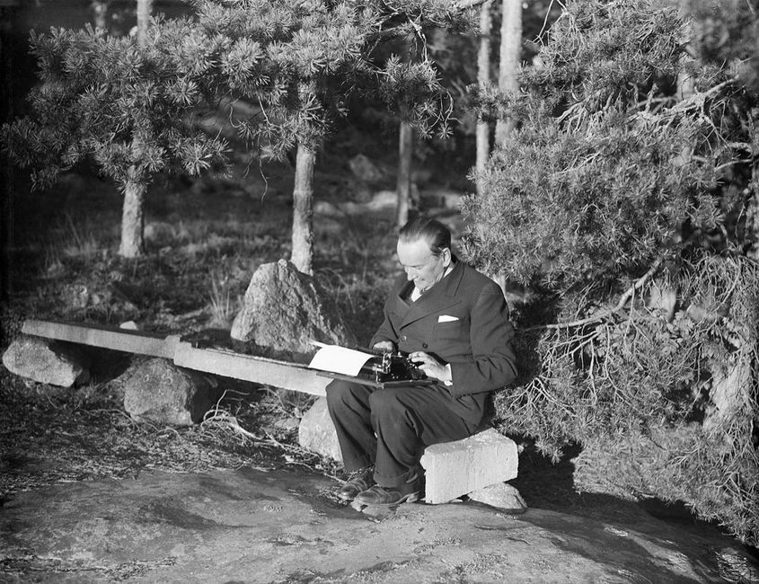 V. A. Koskenniemi kirjoittaa metsässä