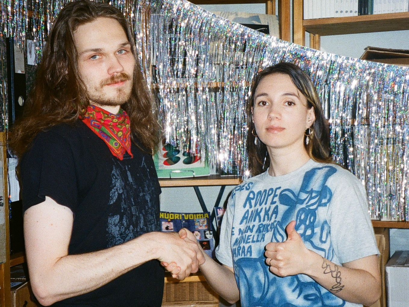 Nuoren Voiman päätoimittajat Otso Venho ja Johanna Osváth kättelevät